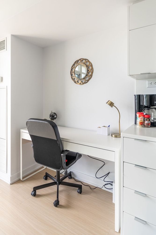 Gorgeous Luxury Condos near the CN Tower Comfort Condo, 2 Bedrooms, City View, Beachfront 9