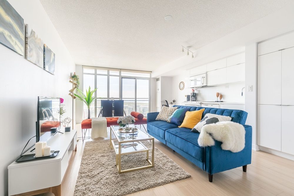 Gorgeous Luxury Condos near the CN Tower Comfort Condo, 2 Bedrooms, City View, Beachfront