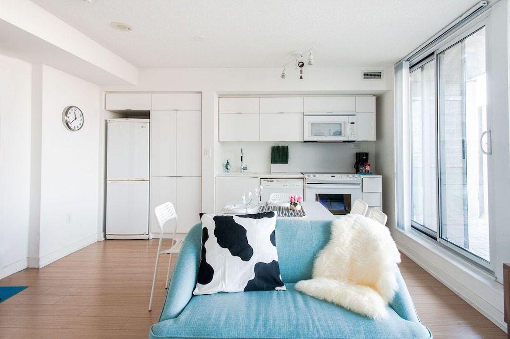 Gorgeous Luxury Condos near the CN Tower Economy Condo, 1 Bedroom, Balcony, Lakeside 6