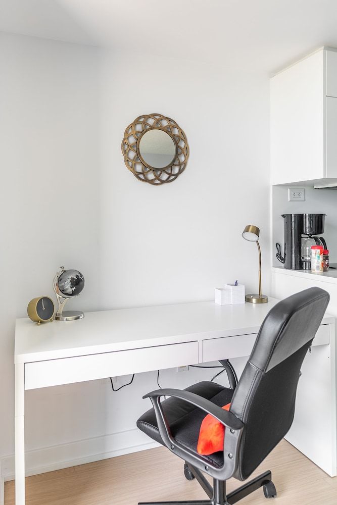 Gorgeous Luxury Condos near the CN Tower Comfort Condo, 2 Bedrooms, City View, Beachfront 18
