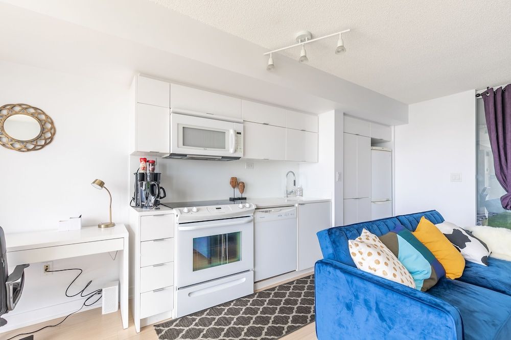 Gorgeous Luxury Condos near the CN Tower Comfort Condo, 2 Bedrooms, City View, Beachfront 16
