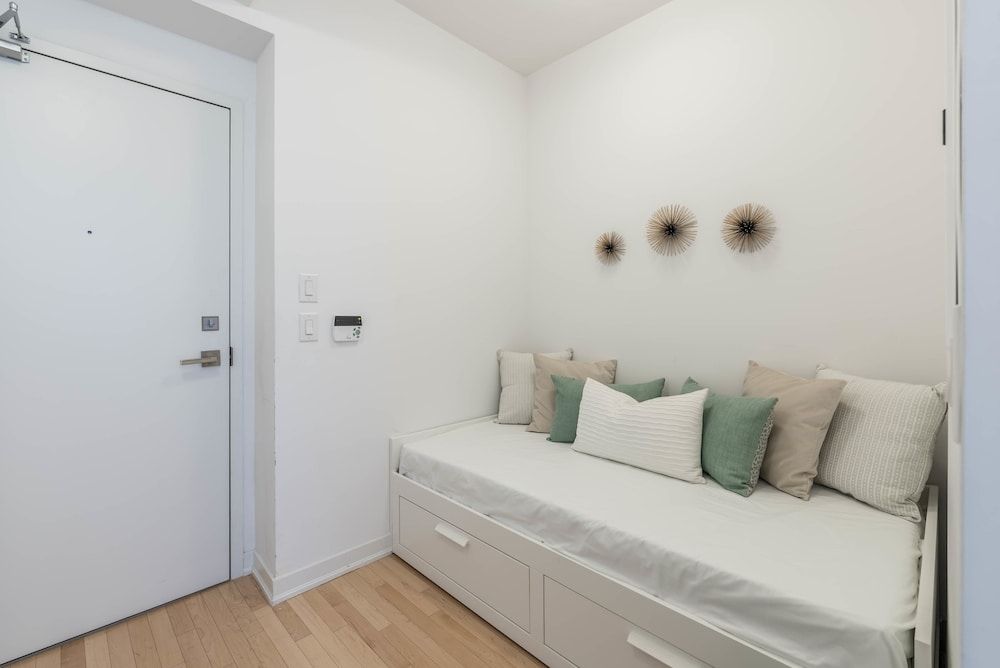 Elegant condo with stunning lake & views Premium Condo, 2 Bedrooms, City View, Sea Facing 11