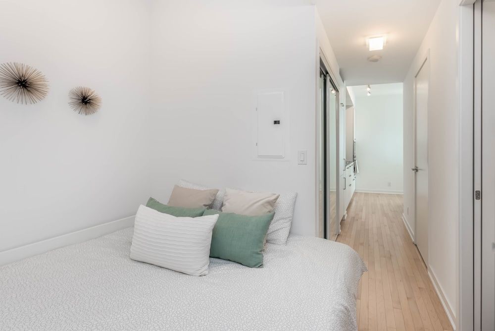 Elegant condo with stunning lake & views Premium Condo, 2 Bedrooms, City View, Sea Facing 10