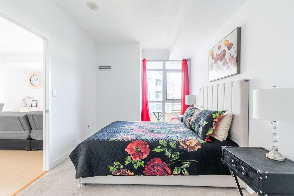 SkyTree - Condos in Heart of Downtown Classic Apartment (1039) 7