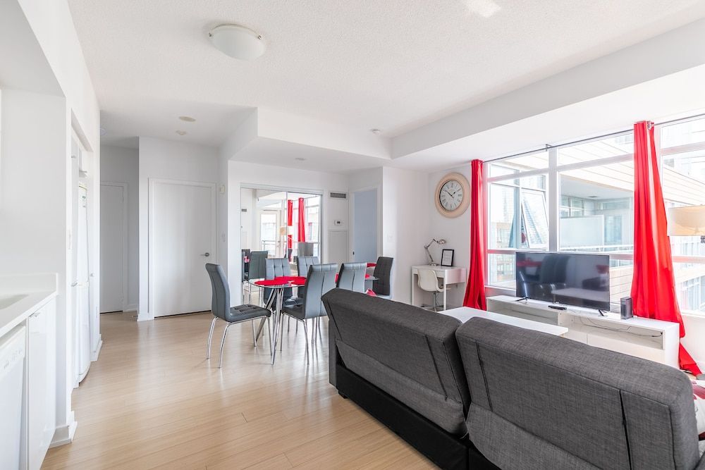 SkyTree - Condos in Heart of Downtown Classic Apartment (1039) 3