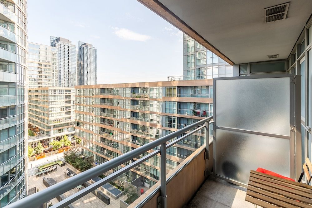 SkyTree - Condos in Heart of Downtown Classic Apartment (1039) 28