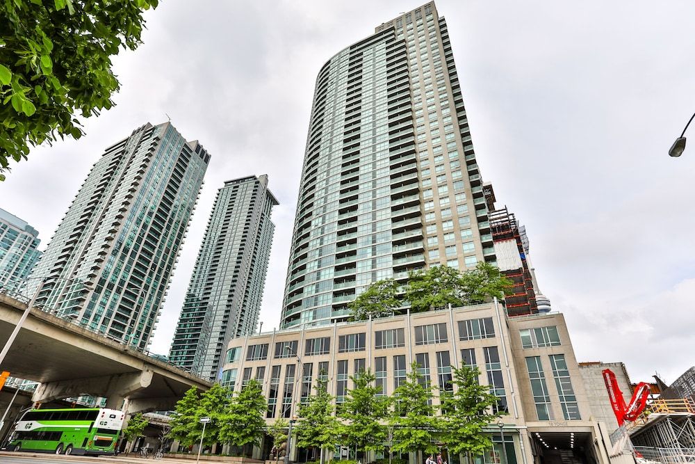 undefined Lively Urban Condo in Old Toronto 3