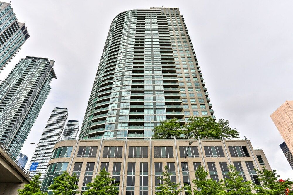 undefined Lively Urban Condo in Old Toronto 4