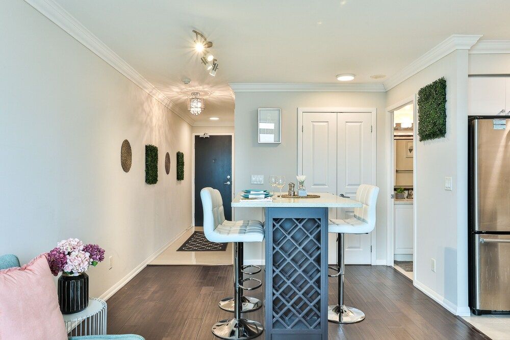 undefined Lively Urban Condo in Old Toronto 10