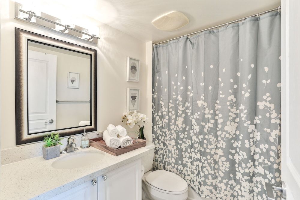 Lively Urban Condo in Old Toronto Condo 8