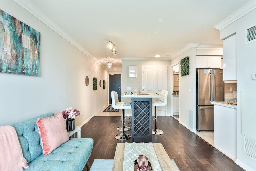 undefined Lively Urban Condo in Old Toronto 9