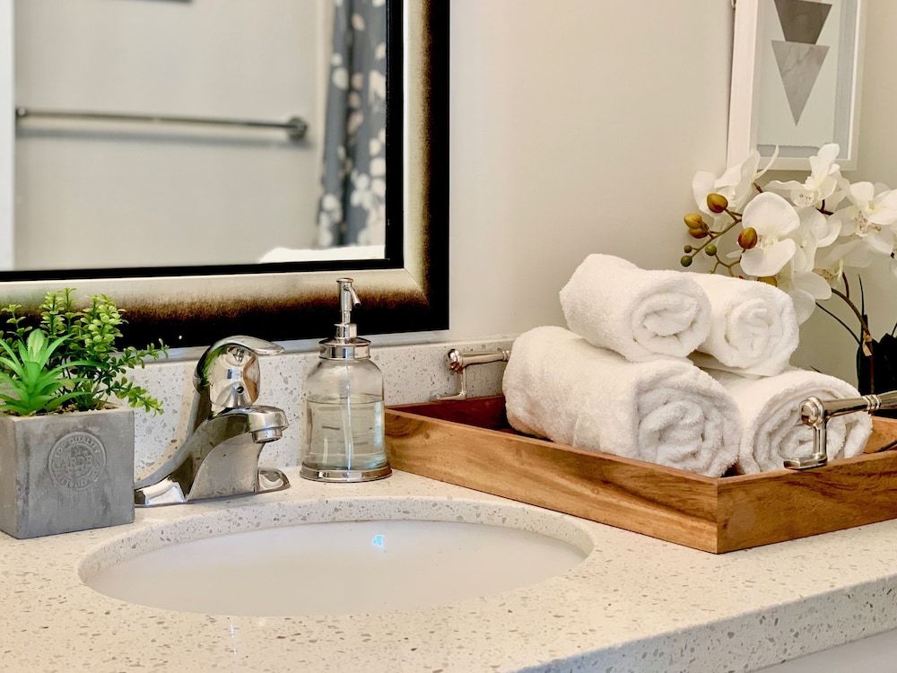 Lively Urban Condo in Old Toronto Condo 9