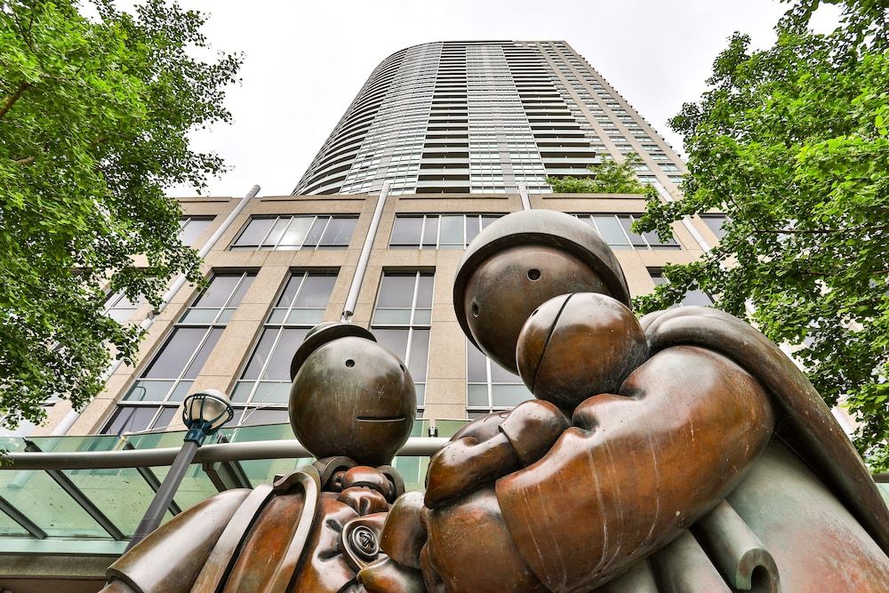 undefined Lively Urban Condo in Old Toronto 2