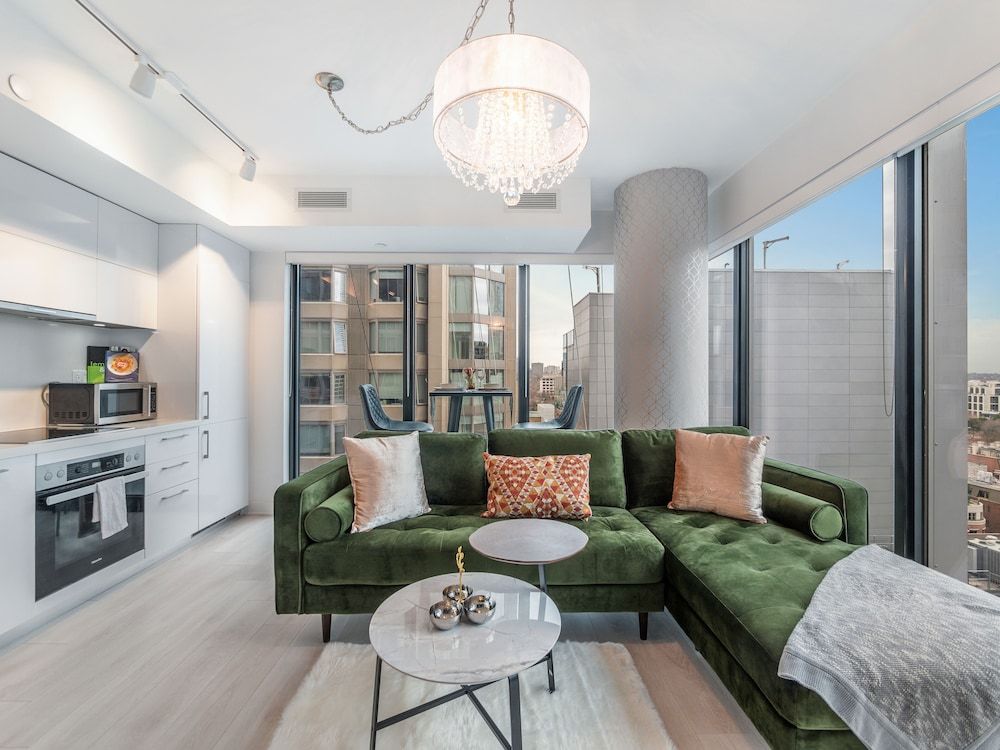 Stallion Suites Yorkville Premium Apartment 10
