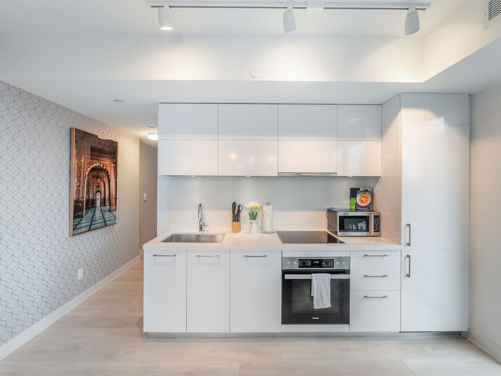 Stallion Suites Yorkville Premium Apartment 7