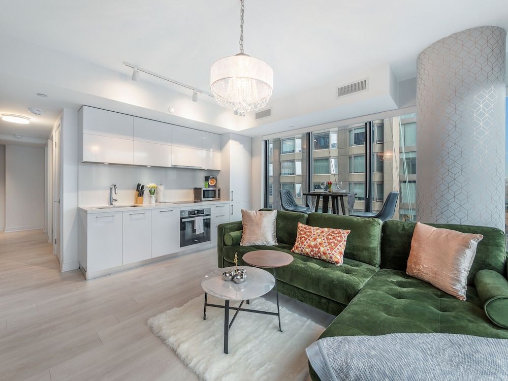 Stallion Suites Yorkville Premium Apartment 11