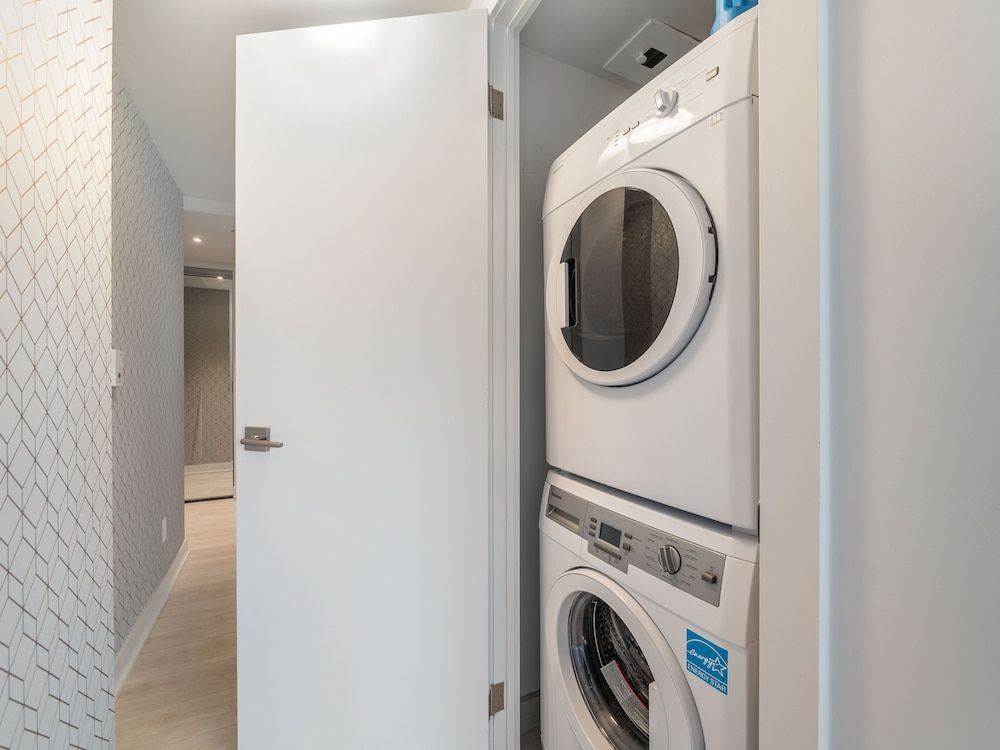 Stallion Suites Yorkville Premium Apartment 13