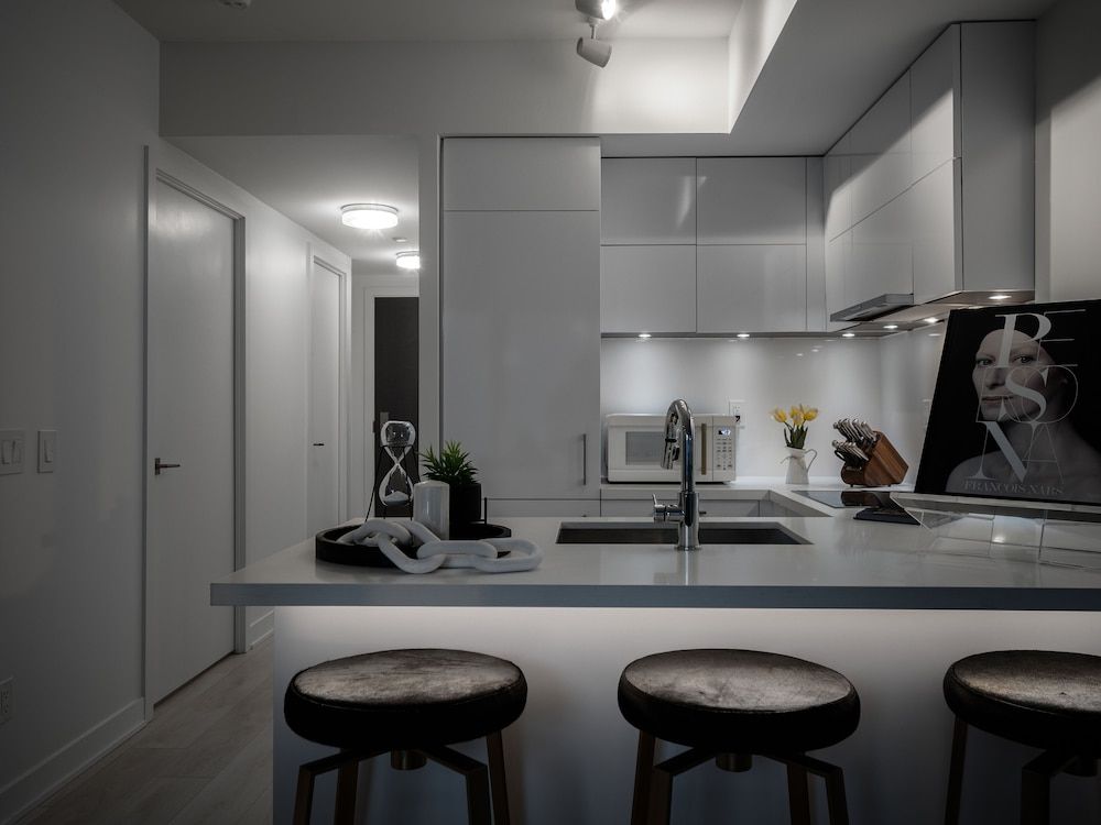 undefined Stallion Suites Yorkville 4