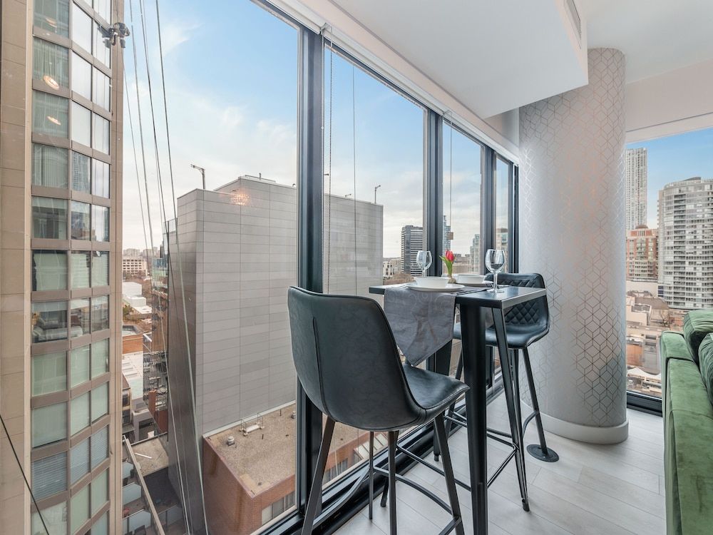 Stallion Suites Yorkville Premium Apartment 12