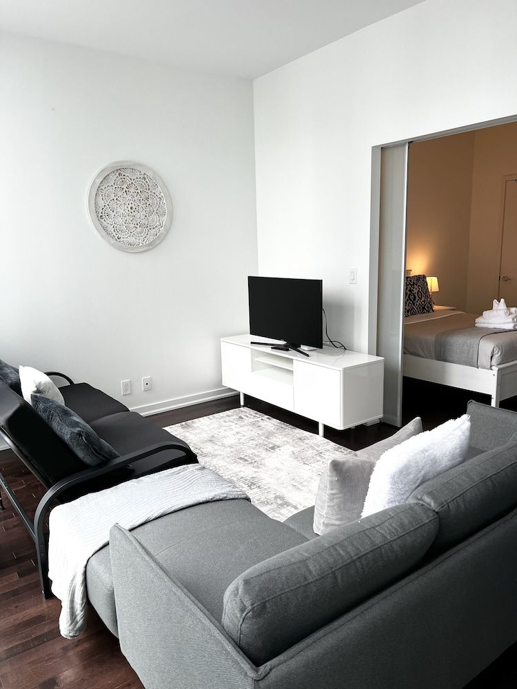 Ike Property Mgmt Deluxe Suite 6