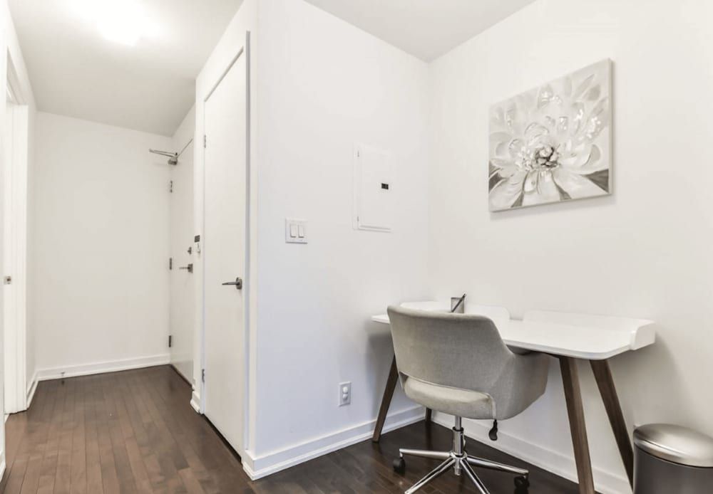 Ike Property Mgmt Deluxe Suite 7