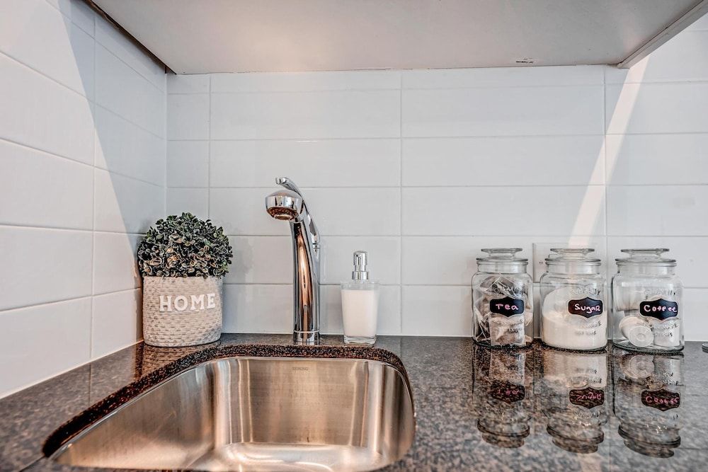 Ike Property Mgmt City Apartment 6