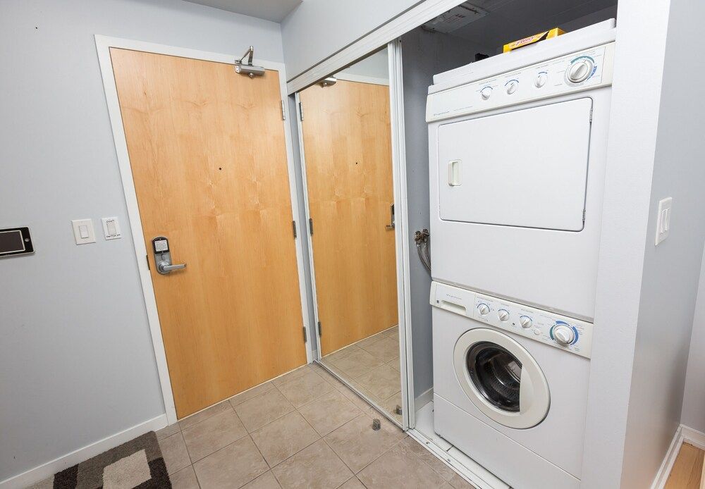 Bremner Blvd-CN Tower-Union Station Comfort Room 3