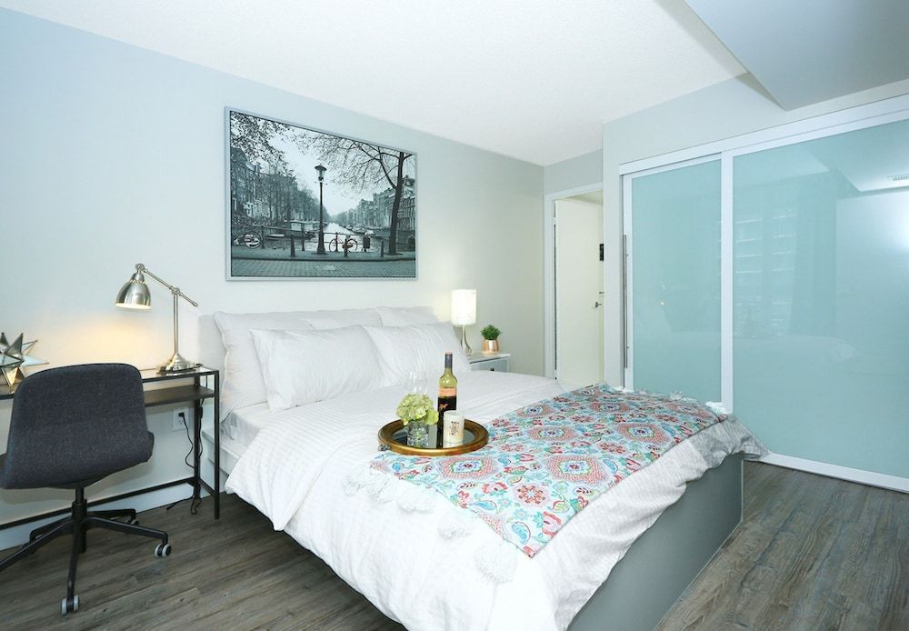 Bremner Blvd-CN Tower-Union Station Family Room 2