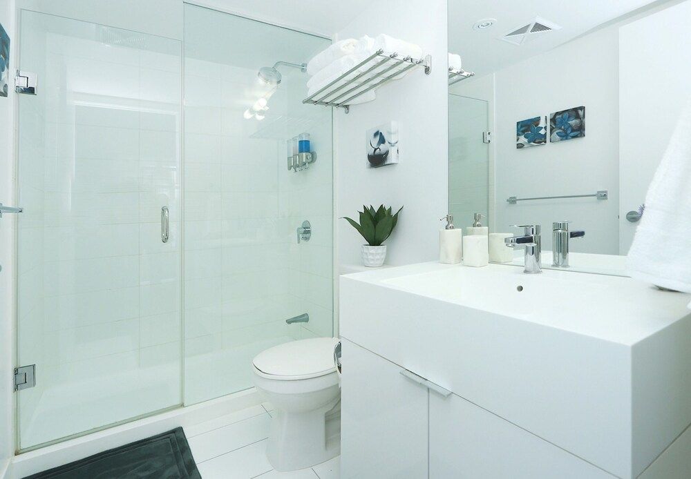 Bremner Blvd-CN Tower-Union Station Family Room 3