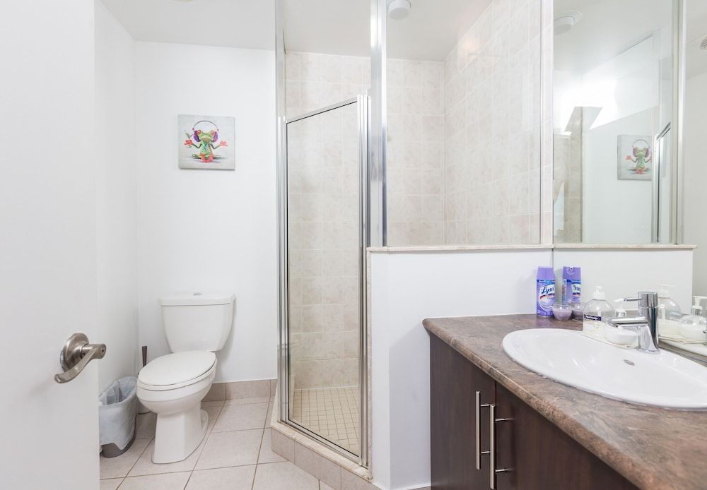 Bremner Blvd-CN Tower-Union Station Comfort Room 4