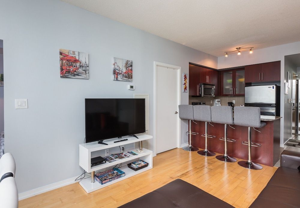 Bremner Blvd-CN Tower-Union Station Comfort Room 5