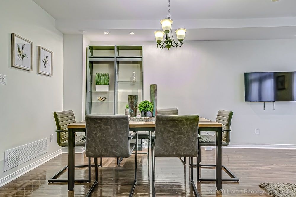 Urban Retreat A Modern 4BR Townhouse Exclusive Apartment 8