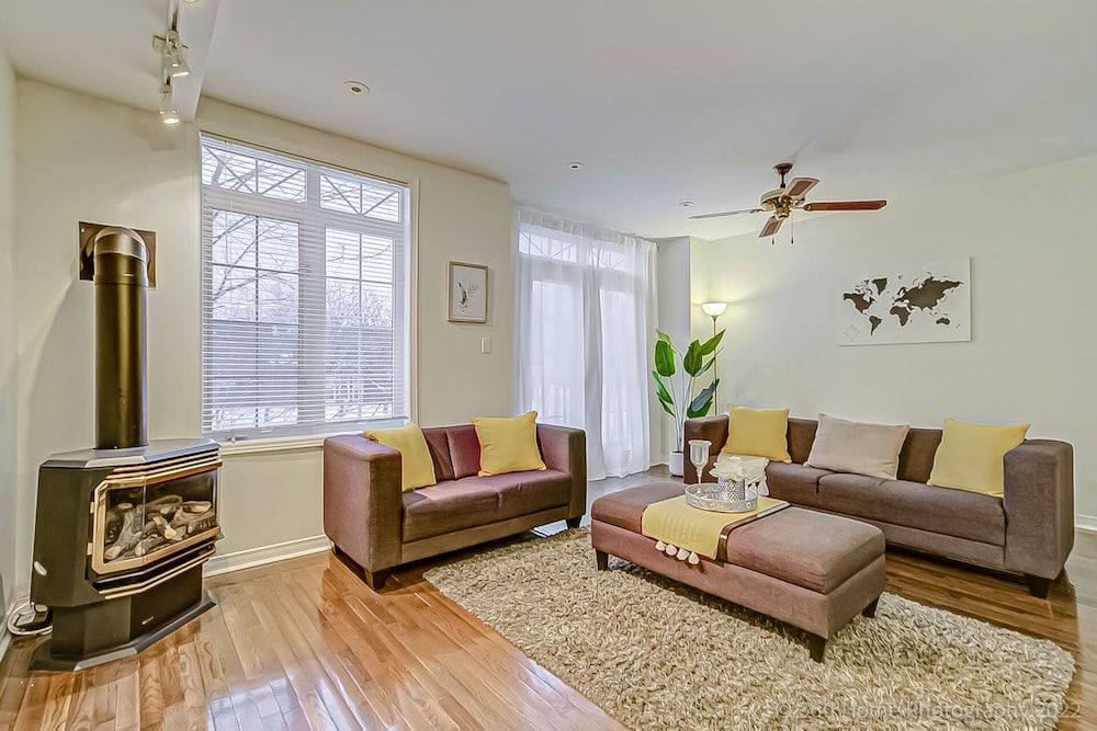 Urban Retreat A Modern 4BR Townhouse Exclusive Apartment 6