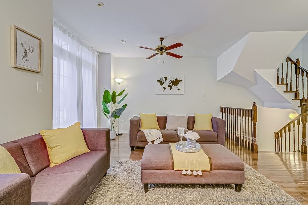 Urban Retreat A Modern 4BR Townhouse Exclusive Apartment 7