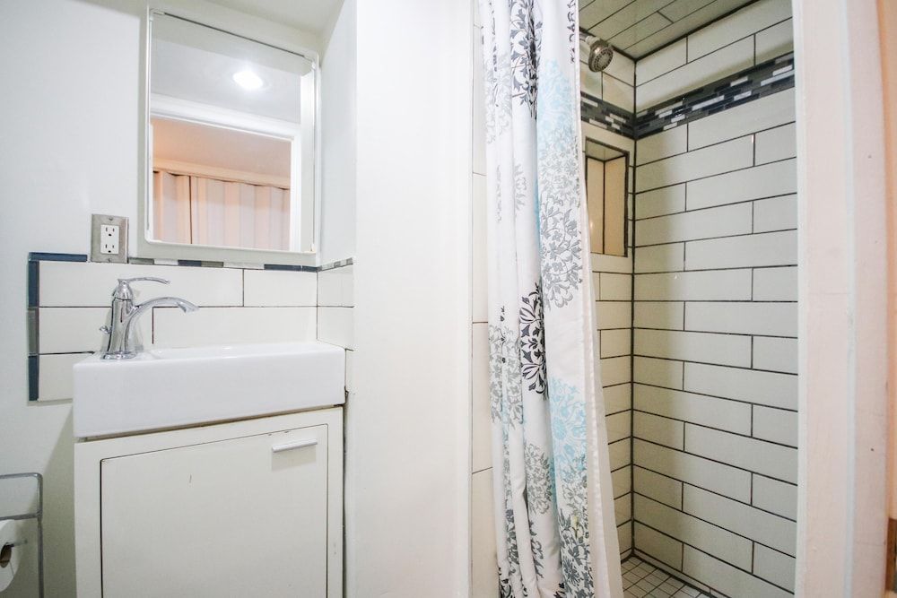 Leslieville Cozy & Bright Apt in Trendy Beaches Exclusive Apartment 9