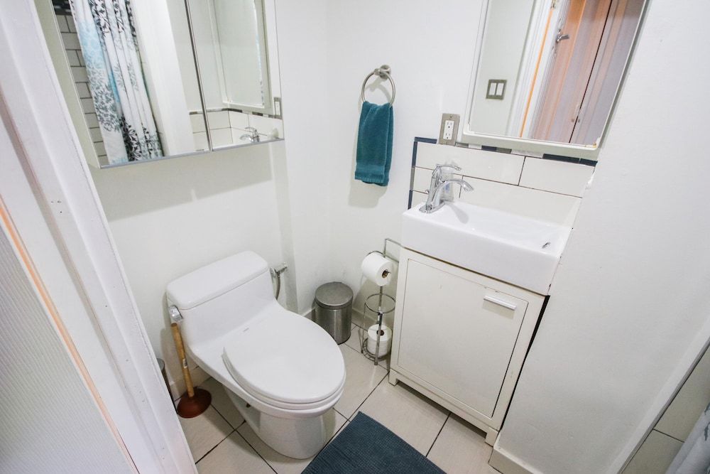 Leslieville Cozy & Bright Apt in Trendy Beaches Exclusive Apartment 8