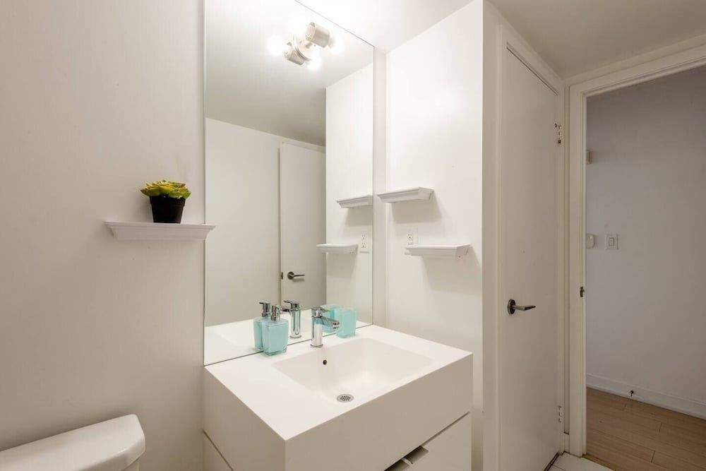 undefined Luxury WaterFront View & Free Parking 9