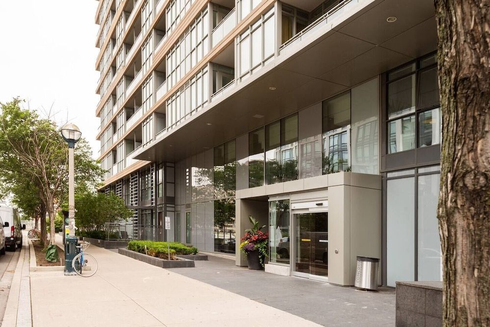 undefined Luxury WaterFront View & Free Parking 2