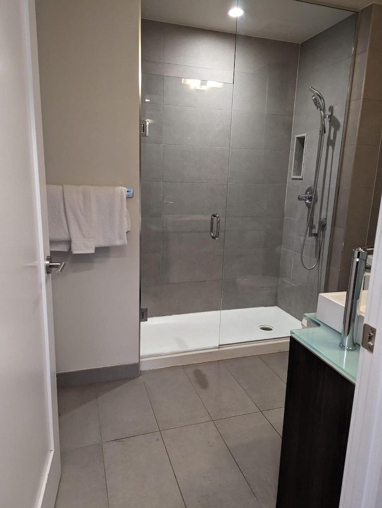 RivetStays - The Atmos City Apartment, Multiple Beds 7