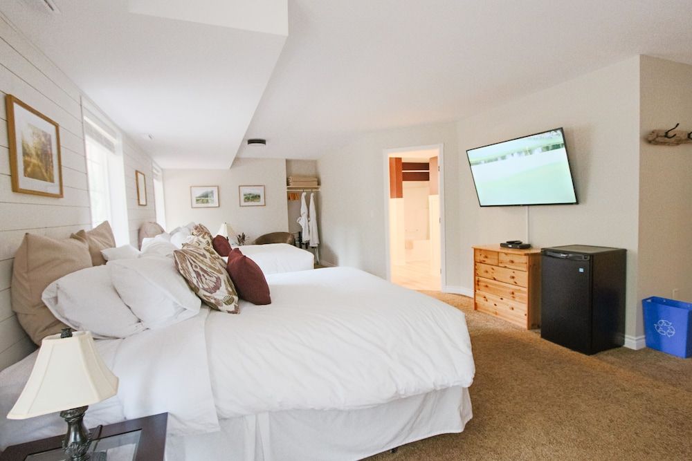 Room, 2 Queen Beds, Garden View