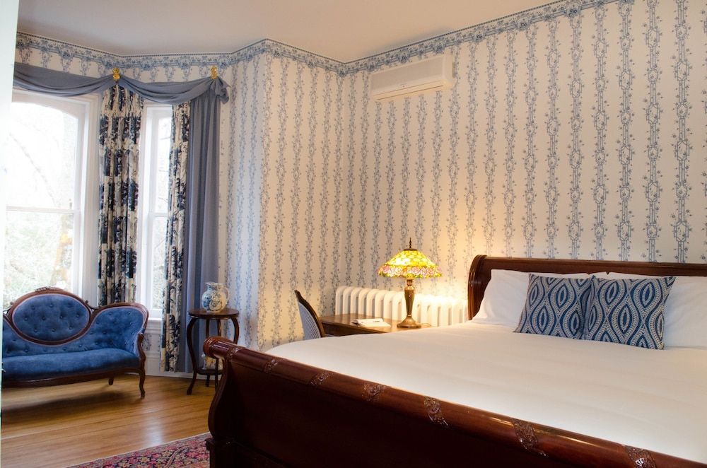 Classic Room, 1 King Bed, Garden View
