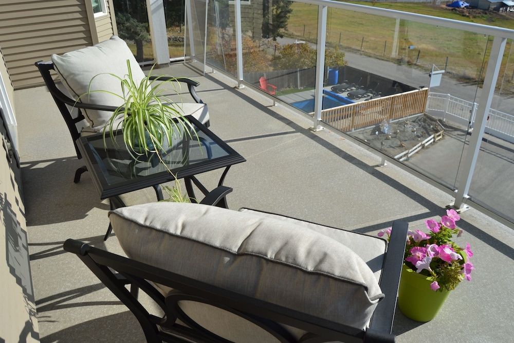 Salish Bed & Breakfast and Spa Deluxe Double Room, 1 King Bed, Patio, Mountain View 6