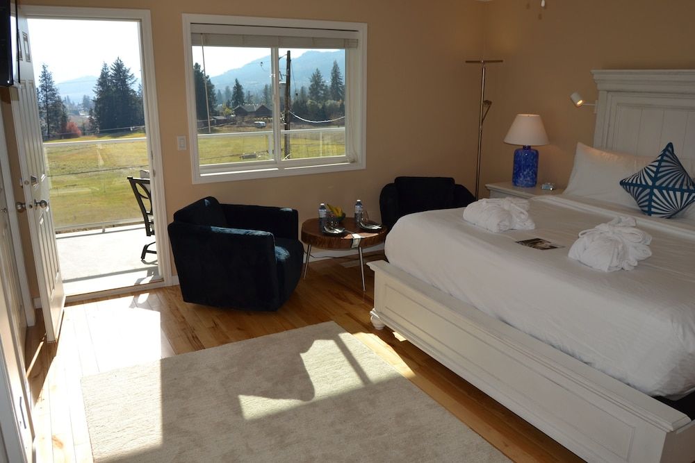 Salish Bed & Breakfast and Spa Deluxe Double Room, 1 King Bed, Patio, Mountain View 2