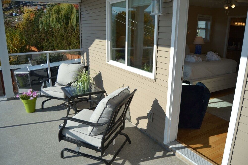 Salish Bed & Breakfast and Spa Deluxe Double Room, 1 King Bed, Patio, Mountain View 5