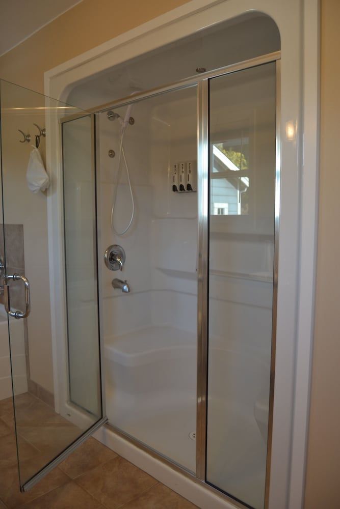 Salish Bed & Breakfast and Spa Deluxe Double Room, 1 King Bed, Patio, Mountain View 7