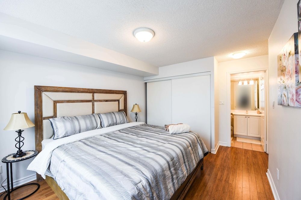 undefined Sarkar Suites - 3880 Duke of York Blvd 10