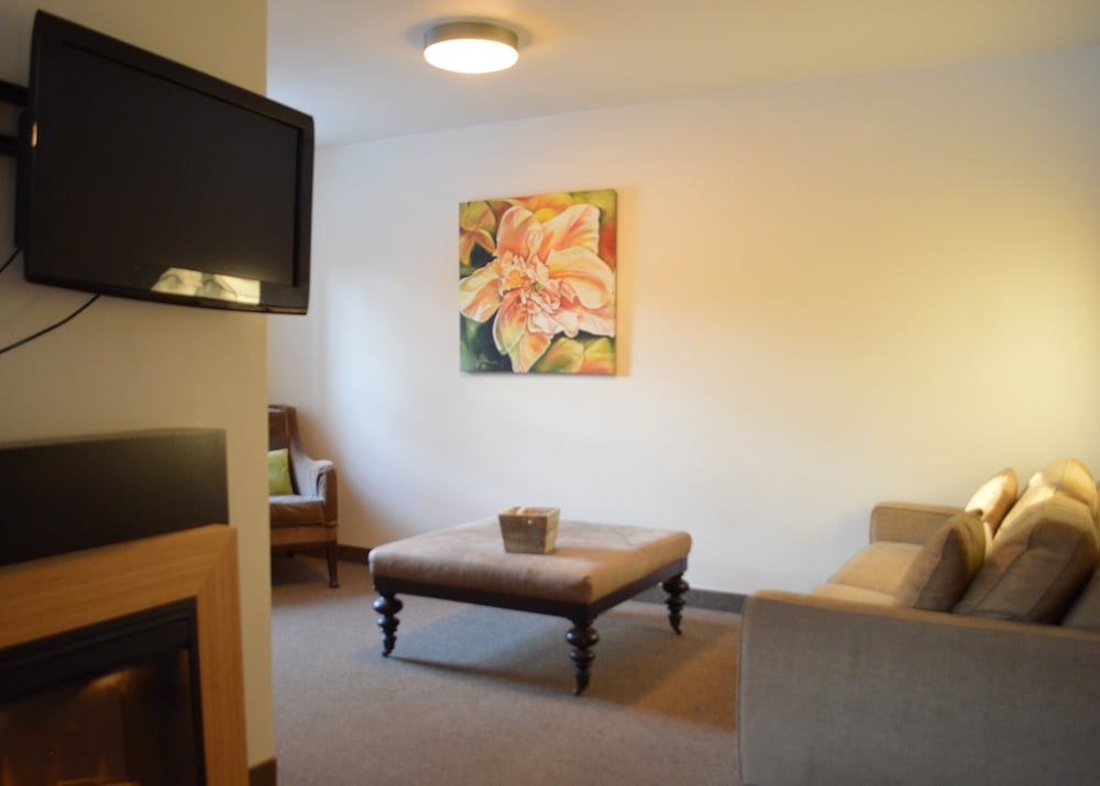 3 Pines Lodge Muskoka Krishna Suite 6