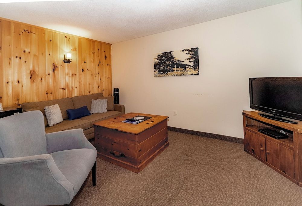 3 Pines Lodge Muskoka The Pine Suite 8