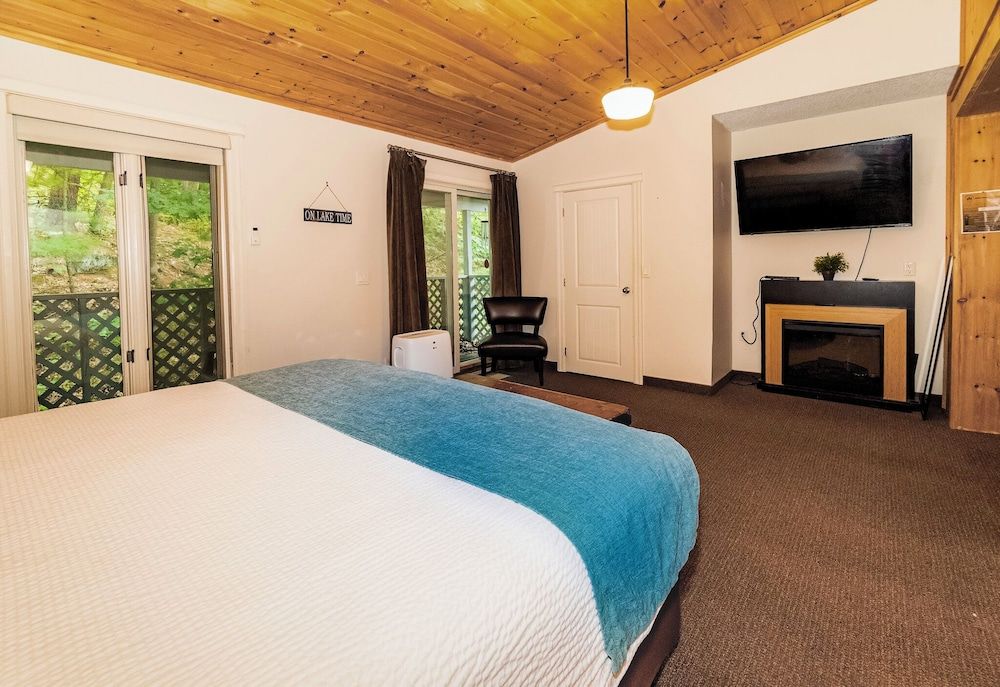 3 Pines Lodge Muskoka The Pine Suite 2