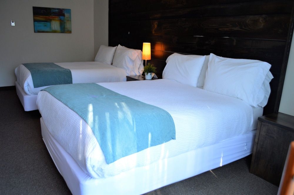 3 Pines Lodge Muskoka Queen Muskoka